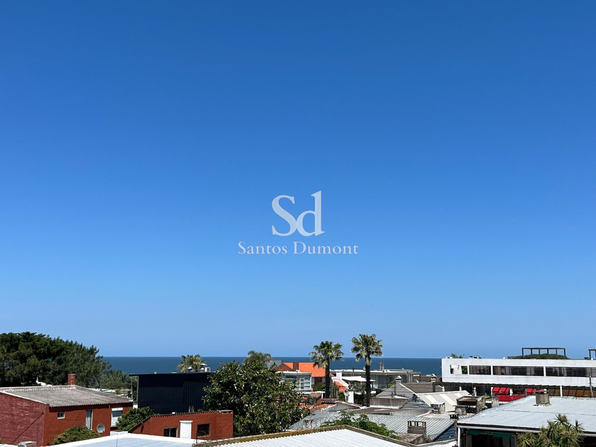 Hermoso depto. a pasos del Mar.

Descubre la oportunidad de vivir momentos inolvidables en este encantador apartamento ubicado a solo 300 metros de la playa en Manantiales. Ideal para disfrutar de la tranquilidad y belleza de la costa uruguaya, esta unidad de 2 dormitorios y 2 baños ofrece el espacio perfecto para hasta 4 personas.

El diseño abierto de la cocina integrada con el living comedor crea un ambiente acogedor y luminoso, ideal para compartir con familia y amigos. 
Cada rincón de este apartamento ha sido pensado para brindar comodidad y estilo, permitiéndote disfrutar de la esencia de la vida costera.

No dejes pasar la oportunidad de hacer de este apartamento tu nuevo hogar o tu refugio de vacaciones. 
60mts2 propios + 15mts de terrazas.
Sin Gastos Comunes.
Estacionamiento.

Consulta con nuestros asesores y descubre todo lo que este lugar tiene para ofrecerte.