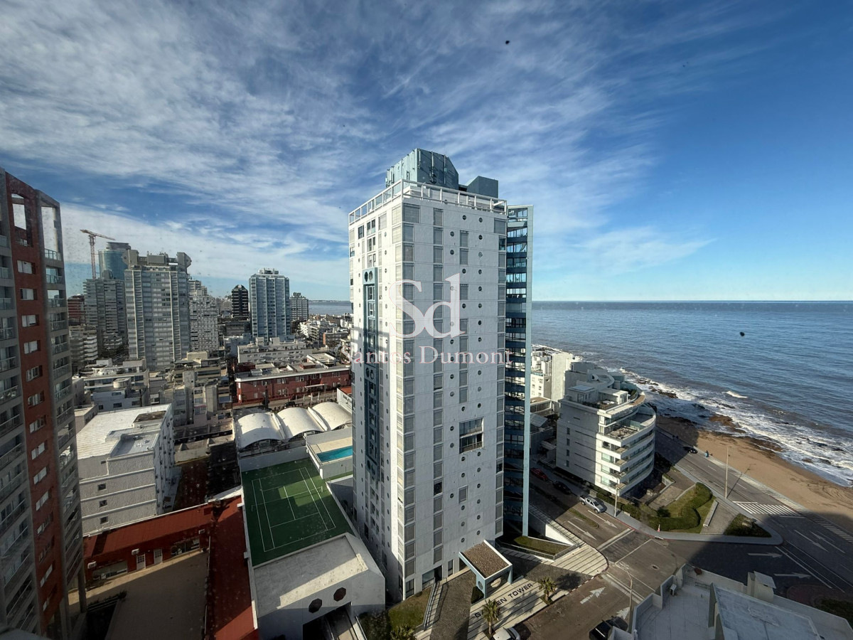**Un Apartamento para Disfrutar de Punta del Este**

Descubre la esencia de la vida costera en este encantador apartamento de 1 dormitorio y 2 baños, ubicado en la codiciada Península de Punta del Este. Este espacio, ideal para disfrutar de momentos inolvidables, combina comodidad y funcionalidad en un entorno privilegiado.

Al ingresar, te recibirán un luminoso living comedor que invita a relajarte y disfrutar de la brisa marina. La cocina, equipada con una práctica kitchinette, se convierte en el corazón del hogar, perfecta para preparar comidas después de un día de playa. El apartamento cuenta con cochera propia.

Este apartamento no solo es un lugar para vivir, sino un estilo de vida. Imagina despertar cada mañana rodeado de la belleza de Punta del Este, con acceso a las mejores playas, restaurantes y actividades que la ciudad tiene para ofrecer.

No dejes pasar esta oportunidad única. Consulta con nuestros asesores. ¡Te esperamos!
