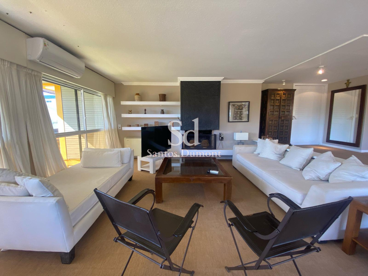 Excelente unidad de 2 dormitorios (1 en suite) más servicio completo (todos con placares) que puede utilizarse como tercer dormitorio; cuenta con amplio living y terraza semi cubierta (estufa a leña), comedor en desnivel, amplia cocina definida (con lavadero). Garaje con baulera.

Consulte con nuestros asesores,

Santos Dumont Inmobiliaria  