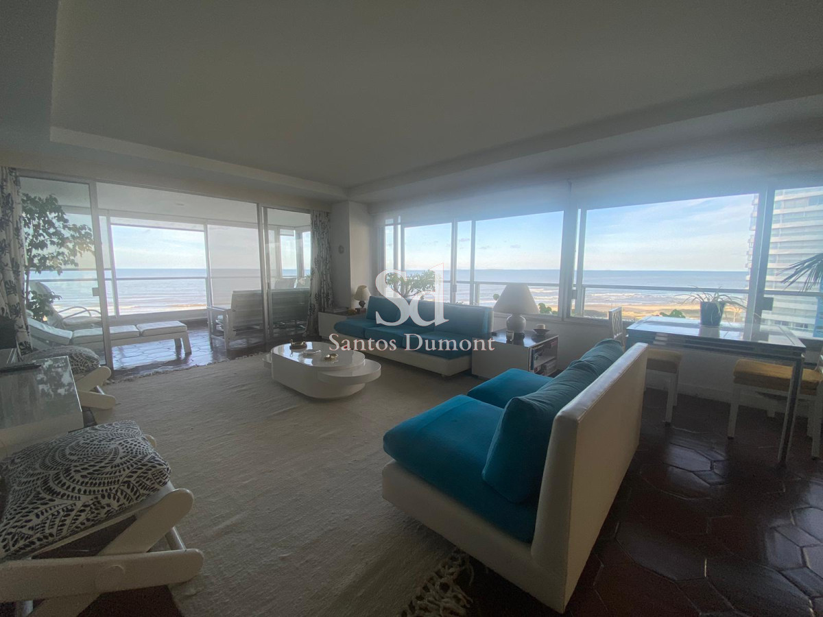 **Tu Refugio en la Brava: Elegancia y Comodidad en Punta del Este**

Descubre este exclusivo apartamento en la codiciada zona de Brava, Punta del Este, donde el lujo se encuentra con la funcionalidad. Con una generosa superficie de 211 m², esta unidad de 4 dormitorios y 4 baños, que incluye 2 suites, es el espacio ideal para disfrutar de momentos inolvidables con familia y amigos.

La cocina, completamente definida, se integra perfectamente con un amplio living y comedor, creando un ambiente acogedor y luminoso. Además, cuenta con servicio de mucamas y servicio de playa, para que tu única preocupación sea disfrutar del sol y el mar.

Relájate en la piscina del edificio, un espacio pensado para el esparcimiento y la diversión.

No dejes pasar la oportunidad de vivir en uno de los destinos más deseados de la costa uruguaya. Consulta con nuestros asesores y descubre cómo este apartamento puede convertirse en tu nuevo hogar o en la inversión de tus sueños. ¡Te esperamos!