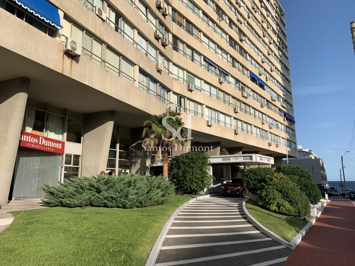 Este encantador apartamento de 2 dormitorios y 2 baños, ubicado a solo 100 metros del mar, te ofrece la combinación perfecta de comodidad y descanso.

Cuenta con cocina integrada que se conecta armoniosamente con el living y el comedor, creando un espacio ideal para compartir momentos inolvidables con familiares y amigos. Equipado con microondas y freezer, tendrás todo lo necesario para disfrutar de una vida práctica y placentera.

Los amenities del edificio son : recepción, gimnasio, sala de lectura, Wi-Fi y servicio de mucama aseguran que tu día a día sea cómodo y sin preocupaciones. Además, contarás con vigilancia y mantenimiento constante, brindándote tranquilidad y seguridad.

