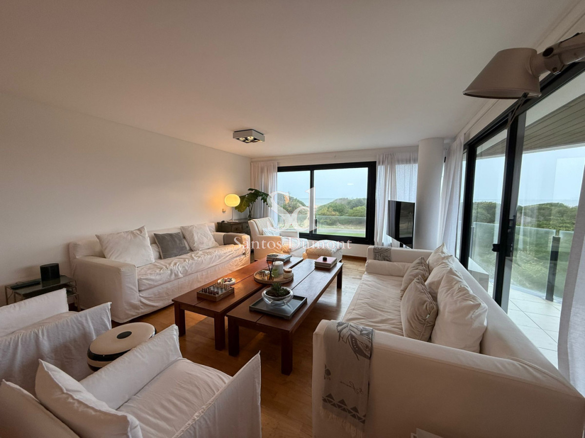  Tu Refugio Frente al Mar en Brava - Punta del Este

Descubre la oportunidad de vivir en un paraíso costero donde la elegancia se encuentra con la comodidad. Este exclusivo apartamento en Brava, Punta del Este, te ofrece un estilo de vida inigualable con impresionantes vistas al mar.

**Características de la Propiedad:**
- **Ubicación Privilegiada:** Orientación Suroeste que garantiza luminosidad y atardeceres inolvidables.
- **Amplios Espacios:** Unidad de 3 dormitorios, 4 baños (3 en suite), ideal para disfrutar con familia y amigos.
- **Cocina Definida:** Espacio funcional y moderno, perfecto para los amantes de la gastronomía.
- **Equipamiento Completo:** Incluye lavadero y aire acondicionado para tu confort.

**Amenities de Lujo:**
- Cancha de pádel para los más activos.
- Servicio de mucamas y playa para una experiencia sin preocupaciones.
- Relájate en el sauna o disfruta de la piscina en los días soleados.
- Gimnasio completo

Este apartamento no solo es un hogar, es un estilo de vida. No dejes pasar la oportunidad de vivir en uno de los destinos más exclusivos de la costa uruguaya.

**Consulta con nuestros asesores y haz de este sueño tu realidad.**