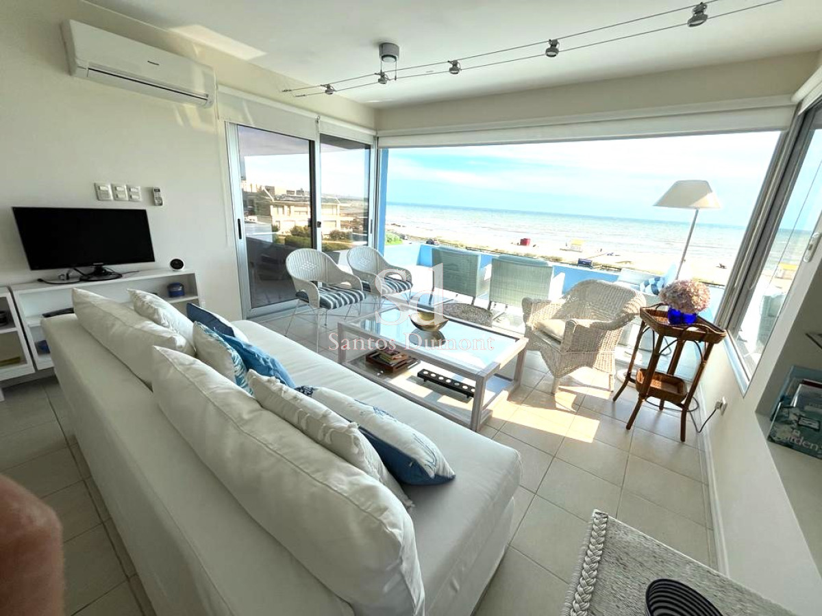 Espectacular apartamento en Primera Línea. A metros de playa Bikini.

2 dormitorios, 2 baños (principal en suite).
Living-comedor con increíble vista al Mar y salida a la terraza. Cocina bien equipada.

Parrillero compartido.

El edificio cuenta con servicio de Playa durante el verano, servicio de Mucama, Serenos y guardia.

Por mas información, consulte con nuestros asesores.
