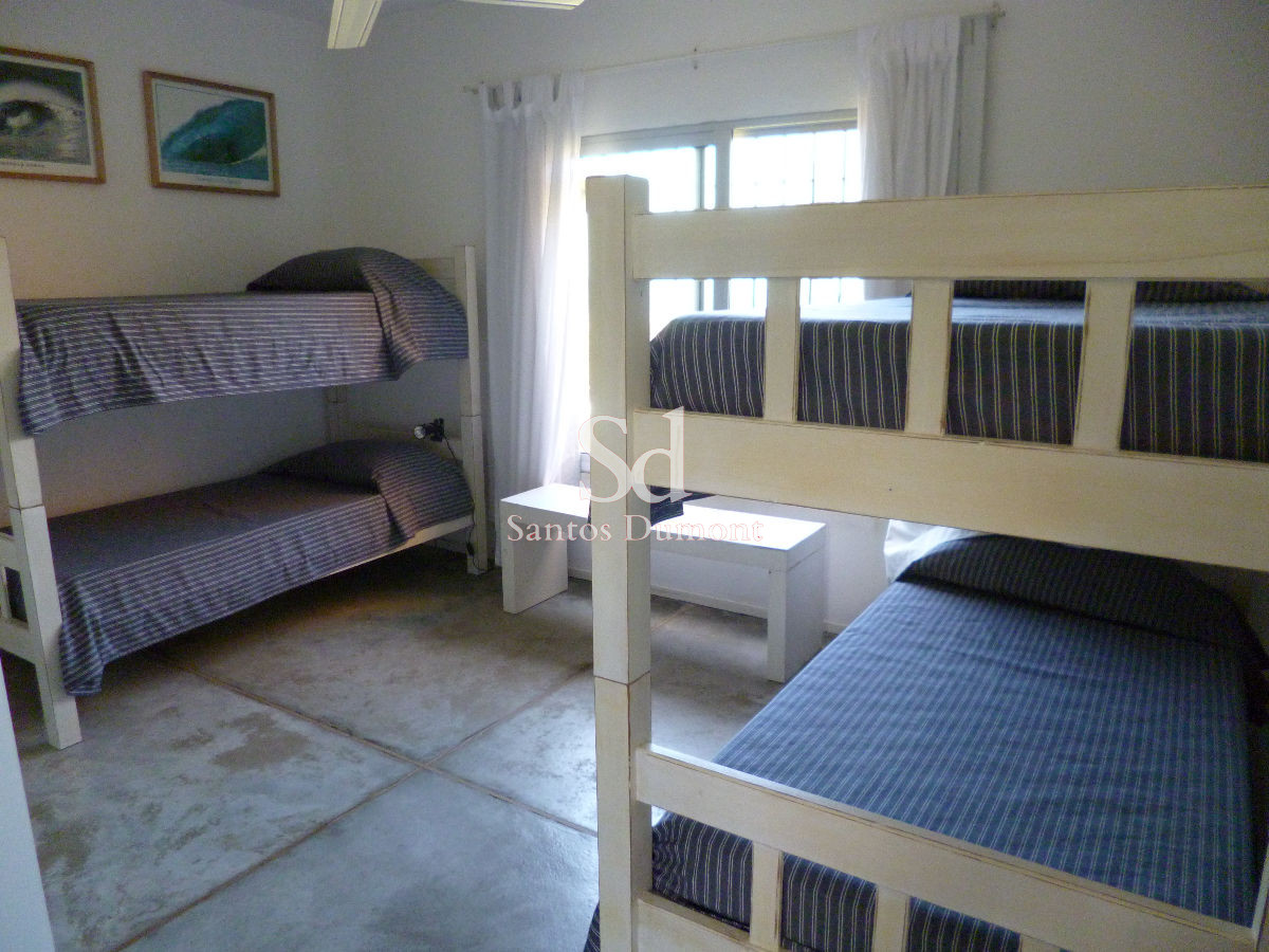 Casa ID.12128 - Casa en venta - 4 dorms  próxima al mar