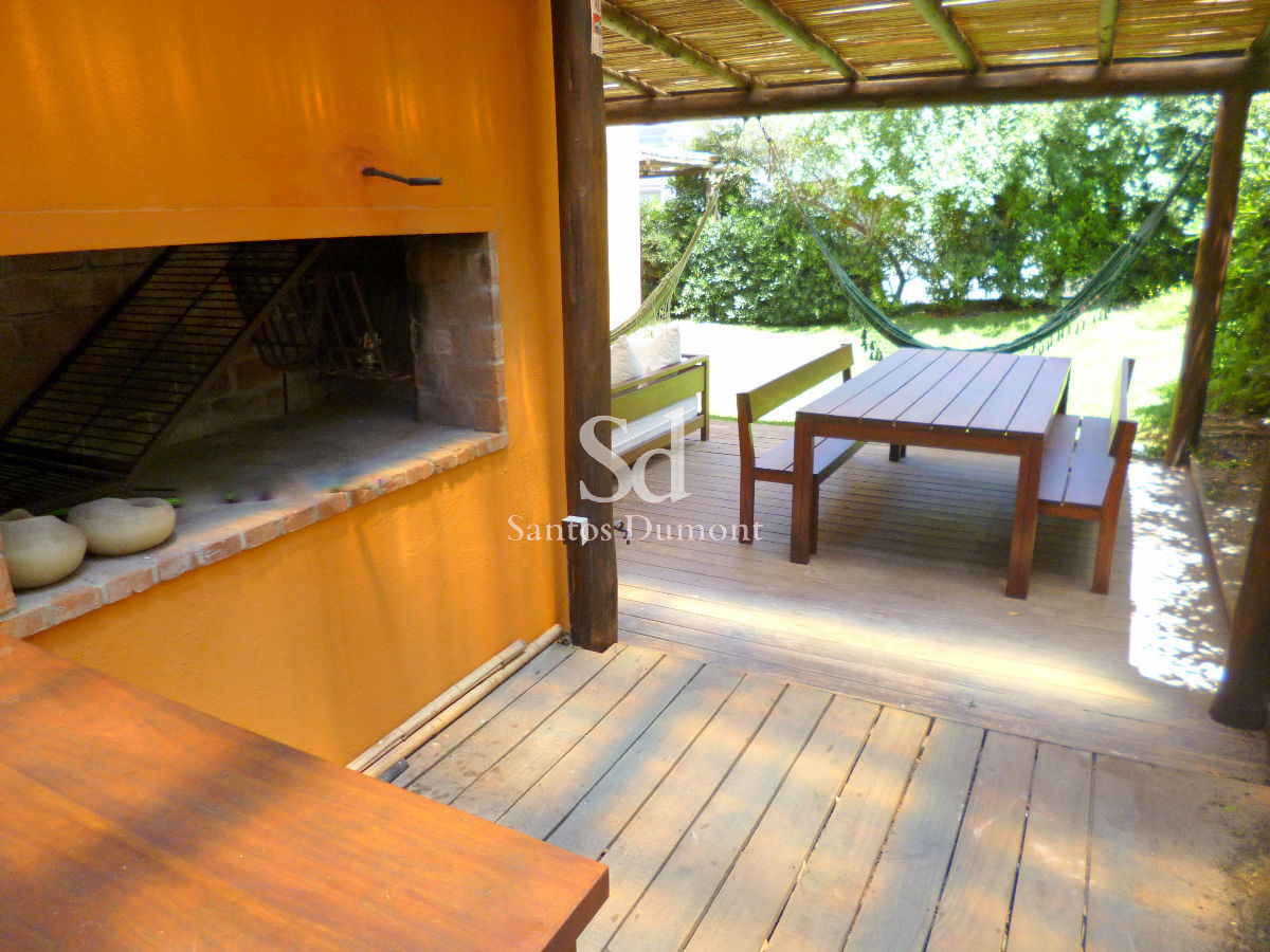 Casa ID.12128 - Casa en venta - 4 dorms  próxima al mar