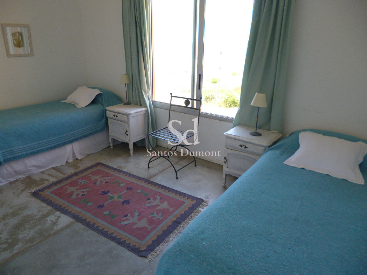 Casa ID.12128 - Casa en venta - 4 dorms  próxima al mar