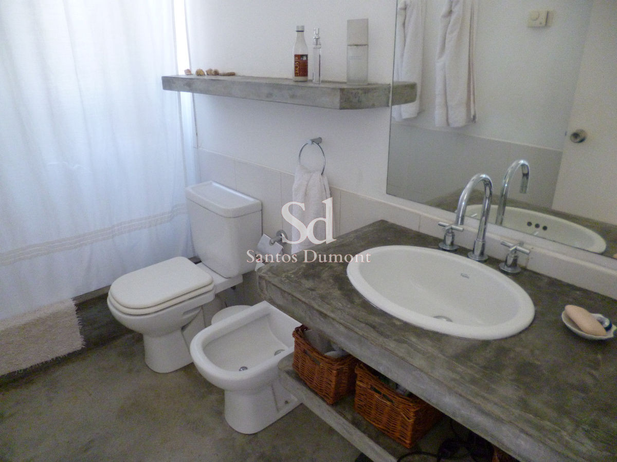 Casa ID.12128 - Casa en venta - 4 dorms  próxima al mar