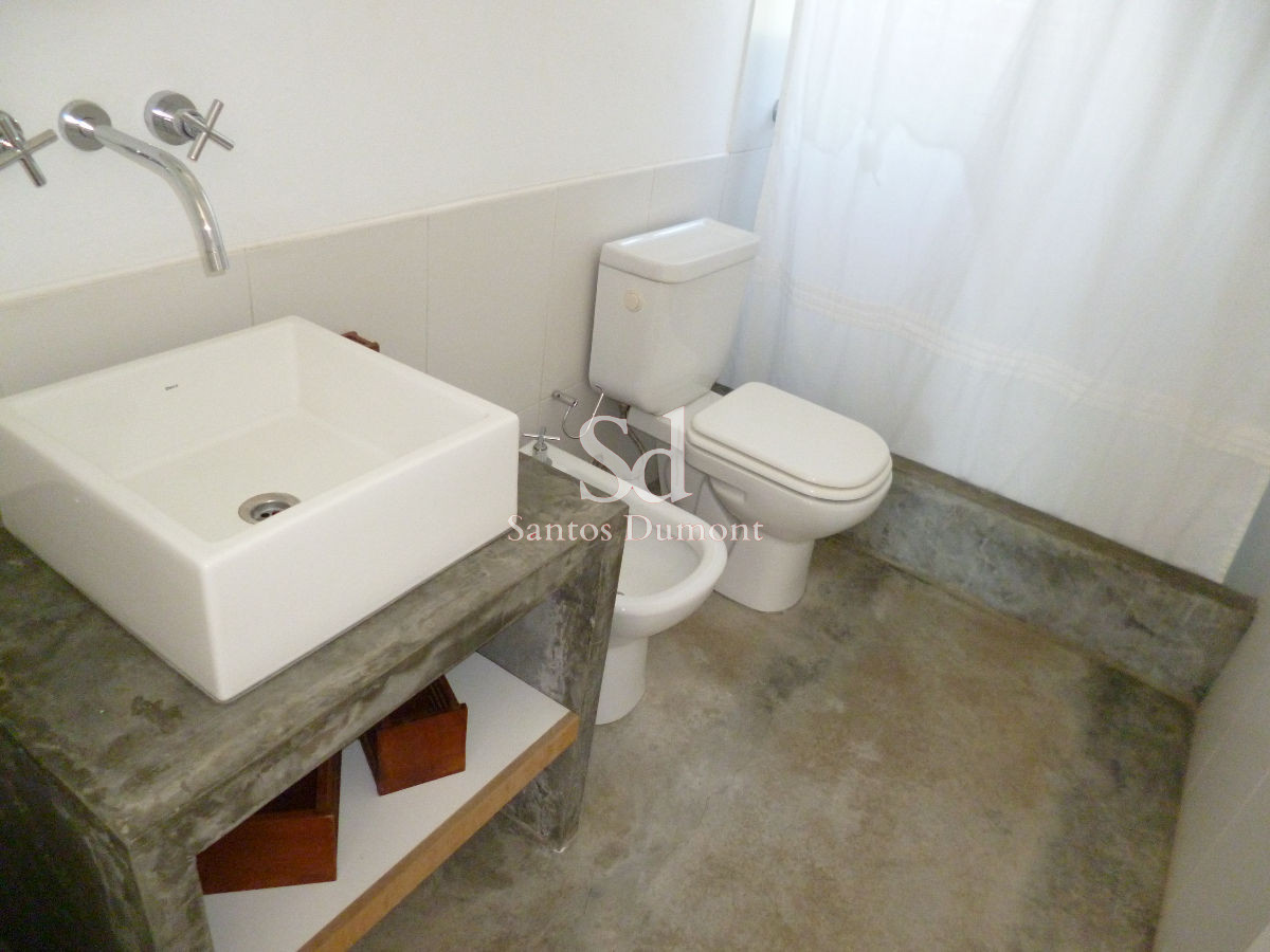 Casa ID.12128 - Casa en venta - 4 dorms  próxima al mar