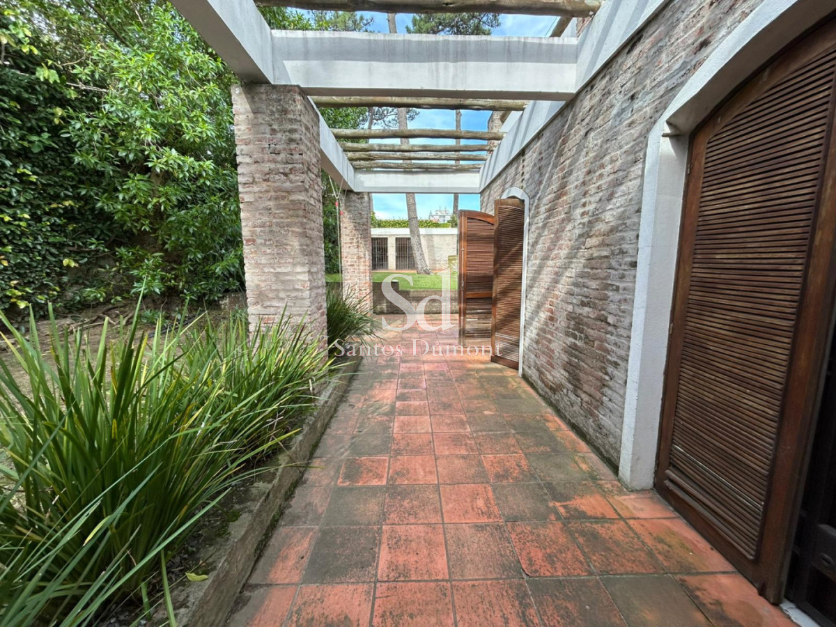 Casa ID.25724 - Casa en venta Playa Mansa, 5 dormitorios