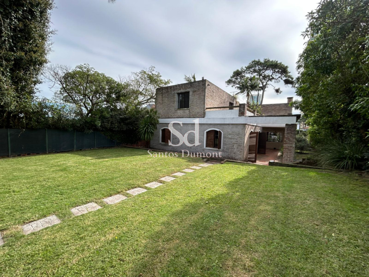 Casa ID.25724 - Casa en venta Playa Mansa, 5 dormitorios