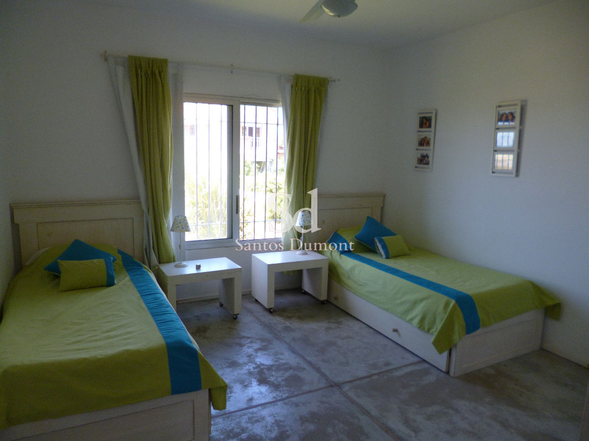 Casa ID.12128 - Casa en venta - 4 dorms  próxima al mar