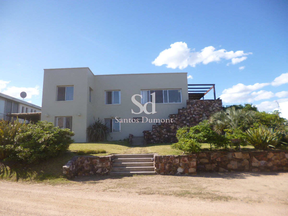Casa ID.12128 - Casa en venta - 4 dorms  próxima al mar