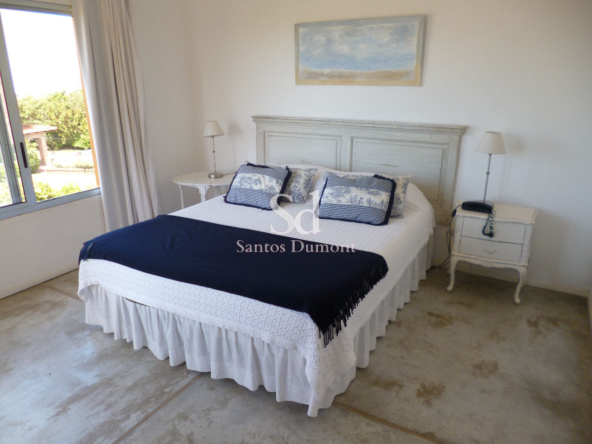 Casa ID.12128 - Casa en venta - 4 dorms  próxima al mar