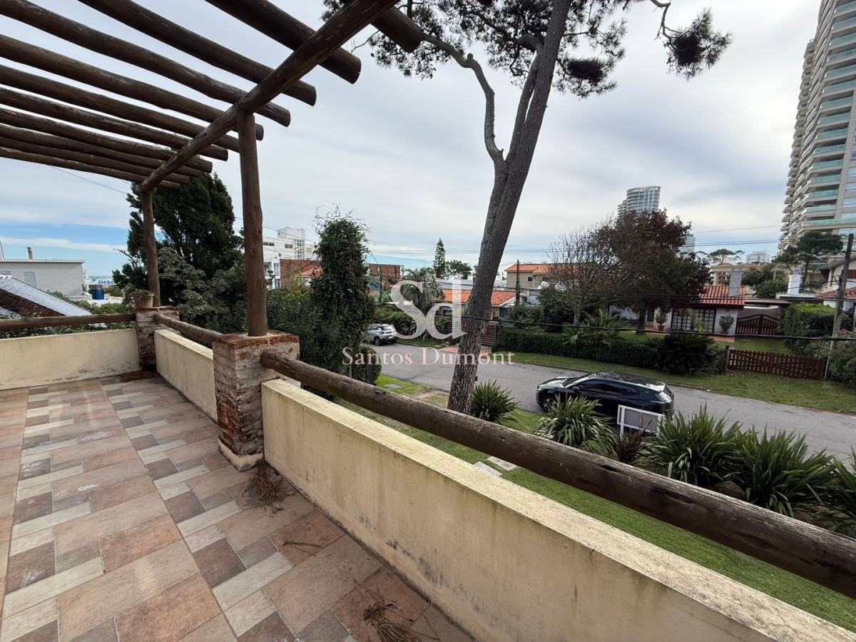 Casa ID.25724 - Casa en venta Playa Mansa, 5 dormitorios