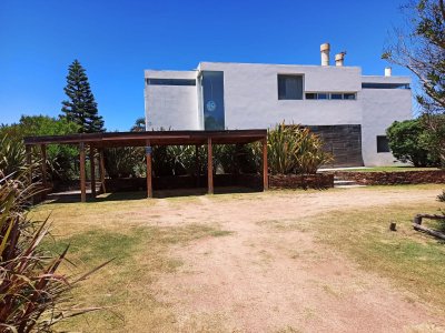 Casa en Manantiales, Punta Piedras