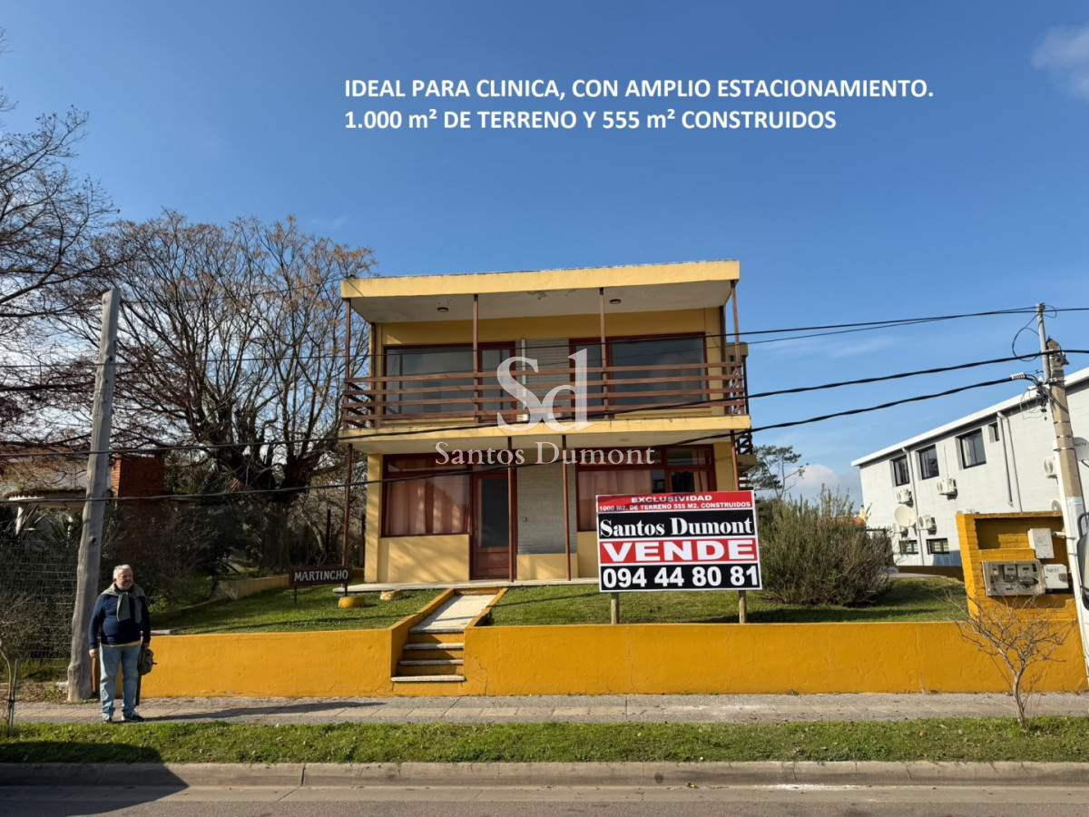 Importante propiedad sobre Avenida EspaÃ±a â Ideal para inversiÃ³n o renta.

Ubicada en el tradicional barrio Las Delicias de Maldonado, sobre Avenida EspaÃ±a esquina Jamaica, esta propiedad se desarrolla sobre un terreno de 1.000 mÂ² y cuenta con 555 mÂ² construidos, ofreciendo amplios espacios y mÃºltiples posibilidades de uso.

La misma se compone de dos apartamentos independientes. 
La unidad de planta baja dispone de 2 dormitorios, baÃ±o completo, cÃ³modo living-comedor y cocina definida. 
En planta alta se encuentra una segunda unidad con 3 dormitorios, 2 baÃ±os, amplio living-comedor, cocina y una espaciosa barbacoa, ideal para reuniones familiares y sociales.

AdemÃ¡s, la propiedad cuenta con depÃ³sito al fondo, aportando espacio adicional para almacenamiento o actividades complementarias.
ESPECTACULAR ESTACIONAMIENTO.

Su estratÃ©gica ubicaciÃ³n sobre una de las principales avenidas de la ciudad le brinda excelente conectividad, fÃ¡cil acceso a servicios, centros educativos, comercios y transporte, convirtiÃ©ndola en una excelente opciÃ³n tanto para vivienda como para inversiÃ³n con renta.

Una oportunidad Ãºnica para quienes buscan amplitud, versatilidad y una ubicaciÃ³n privilegiada en Maldonado.

CONSULTE CON NUESTROS ASESORES POR MAS INFORMACION.