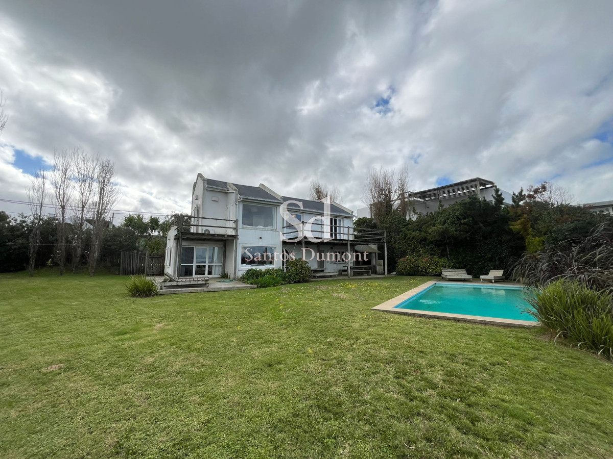 Oportunidad a Pasos del Mar. Hermosa casa con vista al Mar.

Descubre esta excepcional casa en El Chorro, Manantiales, un lugar donde la tranquilidad y el estilo de vida costero se fusionan en perfecta armonía. A tan solo 400 metros del mar, esta propiedad es ideal para quienes buscan un hogar permanente o una escapada de verano.

Con un generoso terreno de 700 m2 esta casa ofrece un diseño funcional y acogedor. Dispone de 3 dormitorios (Principal en suite), y 3 baños completos, brindando privacidad y comodidad para toda la familia. La cocina definida y un luminoso living comedor, creando un espacio perfecto para disfrutar de momentos inolvidables.

Imagina despertar cada mañana con el sonido de las olas y la brisa marina, mientras disfrutas de la cercanía a la playa y a la naturaleza. Esta propiedad no solo es un hogar, sino un estilo de vida.

Hermosa piscina y parrillero.

No dejes pasar esta oportunidad. Consulta con nuestros asesores y da el primer paso hacia tu nuevo hogar en El Chorro. ¡Te esperamos!