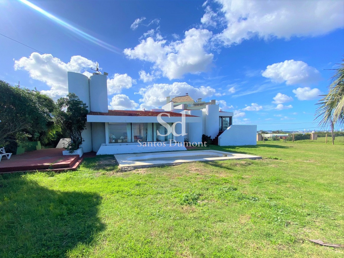 Increíble vista al Mar !!

Hermosa casa construida en 2 plantas. Con 4 dormitorios (o 3 dorm. y dep. de servicio). 2 de ellos en suite y los otros 2 comparten un baño. 

Cocina con comedor diario. Living-comedor con estufa a Leña.

Piscina y hermosas vistas.

1335 mts2 de Terreno con 281 mts2 construidos totales aprox.

Por mas información, consulte con nuestros asesores.