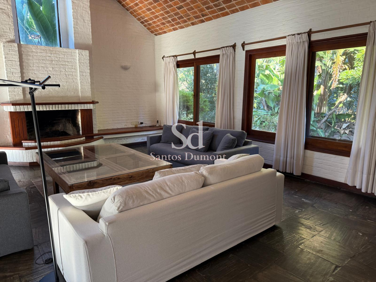 **Tu Refugio Soñado en Golf - Punta del Este: Elegancia y Confort a Pasos del Mar**

Descubre esta excepcional propiedad ubicada a solo 400 metros de las cristalinas playas de Punta del Este, en el exclusivo barrio de Golf. Con una vista panorámica de 360 grados que te permitirá disfrutar de impresionantes amaneceres y atardeceres, esta casa es el lugar ideal para quienes buscan un estilo de vida tranquilo y sofisticado.

Con un generoso terreno de 1888 m² y 400 m² construidos, esta residencia cuenta con 6 amplios dormitorios y 5 baños, ofreciendo el espacio perfecto para familias numerosas o para recibir a tus amigos. La cocina, definida y equipada, se integra perfectamente con un luminoso living comedor, creando un ambiente acogedor y funcional.

Cada rincón de esta propiedad ha sido diseñado para brindar confort y elegancia, convirtiéndola en un verdadero oasis en la costa uruguaya. 

No dejes pasar la oportunidad de vivir en uno de los destinos más exclusivos de la región. Consulta con nuestros asesores y comienza a escribir tu nueva historia en Punta del Este.