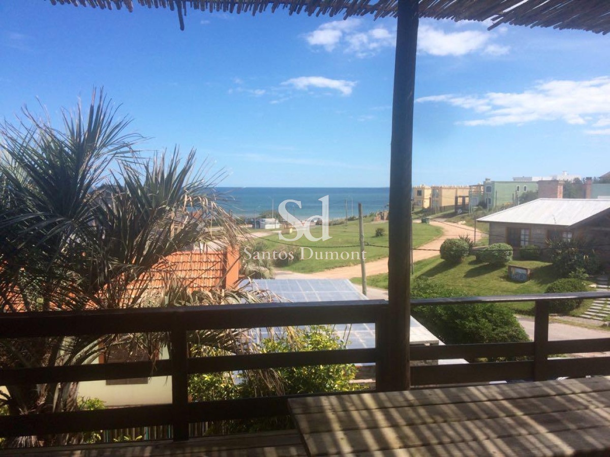 Excelente propiedad con Vista al Mar !!

Construida en 2 plantas.
En planta alta: Cocina completa, living-comedor, toilette, dormitorio principal en suite y salida a terraza con parrillero.
En planta baja: 2 dormitorios en suite + dependencia de servicio con baño o 4to dormitorio.

Deck y hermosa Piscina.
Losa Radiante.
Wifi, cable.

Por mas información, consulte con nuestros asesores.