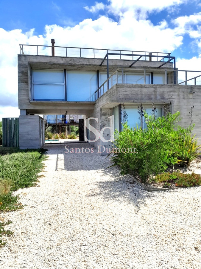 Hermosa casa en primera línea. Vista al Mar !

3 dormitorios, 2 baños completos. Principal en suite con vestidor.
Living-comedor con cocina estilo americana en planta alta con vistas increíbles. Toilette

Terraza al frente y otra al fondo con parrillero. Azotea con fogón y solárium.
Piscina y cochera.

Buena calidad de construcción, aberturas con doble vidrio, doble pared con cámara de aire.
Vistas a José Ignacio.

Por mas información, consulte con nuestros asesores.