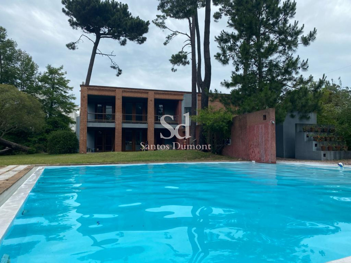 ¡Bienvenido a tu nuevo hogar en Rincón del Indio, Punta del Este! 

Excelente casa desarrollada en dos plantas, cuenta con 3 dormitorios (uno en suite) y 2 baños, más servicio completo, living-comedor de amplias dimensiones, cocina independiente y parrillero semi cerrado, en 240m2 de construcción habitables.   

El terreno de 3297 m2 ofrece un espacio al aire libre para disfrutar de la tranquilidad de la zona y de la espectacular piscina climatizada. 

No pierdas la oportunidad de vivir en una de las zonas más exclusivas de Punta del Este.

Contáctese con nuestros asesores!

Inmobiliaria Santos Dumont.  