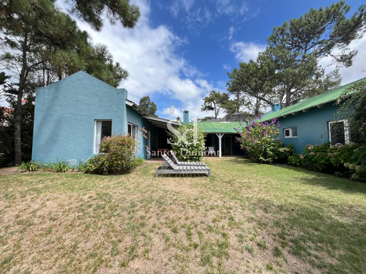 Linda casa en Montoya.

Cuenta con 735 mtrs2 de terreno y mas de 180 mtrs2 construidos. 

Living comedor, cocina completa.
Tiene dormitorio principal en suite, en otra ala de la casa tiene otro dormitorio en suite y dos que comparten un baño.
Un total de 4 dormitorios + Dependencia de servicio

Amplia galería con Parrillero. Al lado del parrillero se arma en la galería, un comedor con pasa platos desde la cocina.
Cuenta con servicio de alarma + internet + cable. 
Tv en dormitorio principal. 

Consulte con nuestros asesores