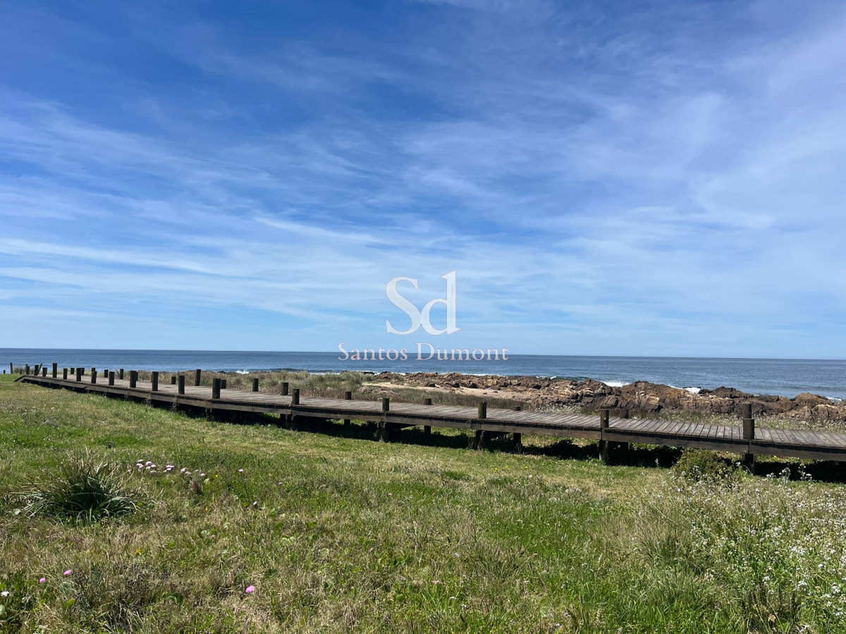 Único lote, a metros del Mar.

Descubre la oportunidad de construir el hogar de tus sueños a tan solo 20 metros de la playa en La Barra. 
Esta excepcional propiedad de 1000 m² te ofrece un lienzo en blanco para diseñar el espacio que siempre has deseado, rodeado de la belleza natural y la tranquilidad que solo el océano puede brindar.

Características destacadas:
- Ubicación privilegiada: A pasos del mar, ideal para disfrutar de la brisa marina y los amaneceres y atardeceres inolvidables.
- Amplio terreno: 1000 m² que te permiten desarrollar un proyecto a medida, ya sea una casa de vacaciones, un refugio permanente o una inversión con gran potencial.

Lote de 20 mts2 de frente con un fondo de 50 mts2.

No dejes pasar esta oportunidad única de vivir en uno de los destinos más deseados de la costa uruguaya. Consulta con nuestros asesores.