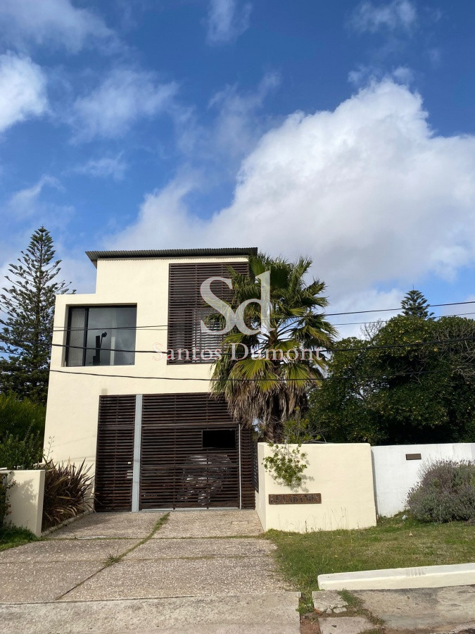 Linda casa a Pasos del Mar

Descubre esta excepcional casa en La Barra, un rincón privilegiado donde la naturaleza y el estilo de vida se fusionan. A tan solo 100 metros del mar, esta propiedad se presenta como la opción ideal para quienes buscan un hogar de descanso o una inversión en una de las zonas más exclusivas de Uruguay.

Con un diseño funcional y acogedor, la casa cuenta con 4 dormitorios, cada uno con su propio baño en suite, garantizando privacidad y confort para toda la familia. 
La cocina, completamente equipada, se abre a un luminoso living-comedor, creando un espacio perfecto para compartir momentos inolvidables.
Cuenta con sub suelo, nivel medio y planta alta.

El terreno de 311 m² alberga 280 m² de construcción aprox., ofreciendo amplias áreas tanto interiores como exteriores, ideales para disfrutar del clima y la tranquilidad de la región.
Parrillero y linda piscina para disfrutar.

No pierdas la oportunidad de hacer de este lugar tu nuevo hogar. Consulta con nuestros asesores y comienza a vivir la experiencia de La Barra. ¡Tu oasis te está esperando!