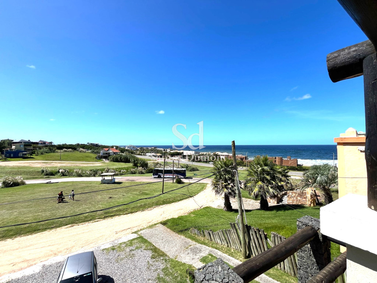 Espectacular chalet a metros del Mar.

En planta baja, hermoso living con estufa a leña. Comedor. Cocina definida, despensa bajo escalera. Toilette. 1 dormitorio en suite.
Dependencia de servicio con baño o 5to dormitorio.

En planta alta, estar con balcón y vista al Mar. 1 dormitorio en suite y 2 dormitorios que comparten 1 baño.

Pileta y parrillero.
Muy buena vista.

535mts2 de terreno y aprox. construidos 200 mts2.

Por mas información, consulte con nuestros asesores.