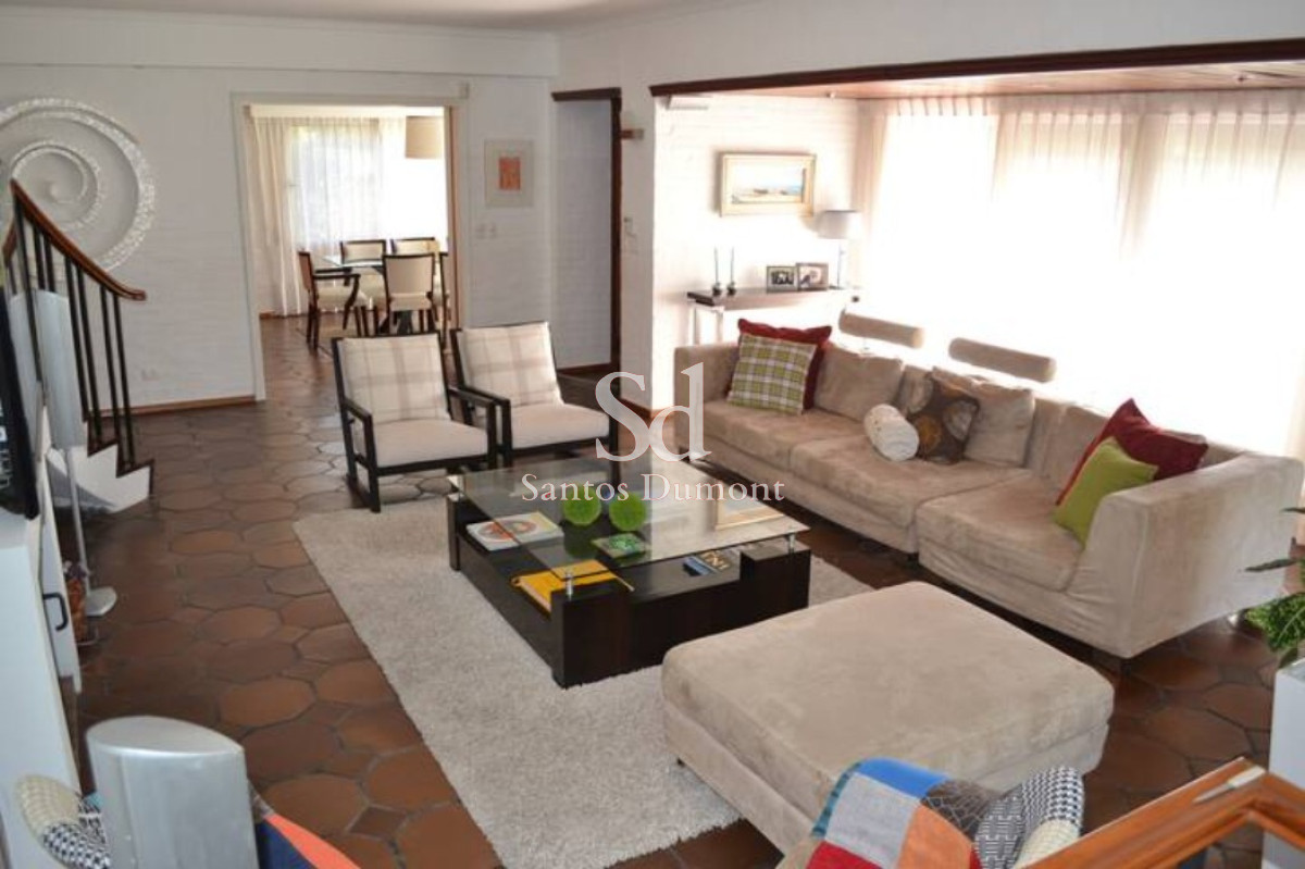 **Tu Refugio en la Mansa: Vive el Mar a Solo Pasos de Tu Puerta**

Descubre esta excepcional casa en Mansa, Punta del Este, donde la brisa marina y el sonido de las olas se convierten en parte de tu día a día. A tan solo 200 metros del mar, esta propiedad te ofrece la oportunidad de disfrutar de un estilo de vida costero sin igual.

Con un diseño funcional y acogedor, la casa cuenta con 3 dormitorios, cada uno con su propio baño en suite, garantizando privacidad y comodidad para toda la familia. Los espacios comunes incluyen una amplia cocina equipada con todo lo necesario para tus momentos culinarios, un luminoso living y un comedor ideal para compartir con amigos y seres queridos.

La propiedad está equipada con electrodomésticos de última generación, incluyendo cocina a gas, microondas, heladera con freezer, lavavajillas y más, para que cada día sea una experiencia placentera. Además, disfrutarás de comodidades como WiFi, aire acondicionado y un Smart TV, asegurando que tu hogar esté siempre conectado y confortable.

No dejes pasar la oportunidad de vivir en este paraíso costero. Consulta con nuestros asesores para más información y para programar una visita. Tu nuevo hogar en Punta del Este te espera.