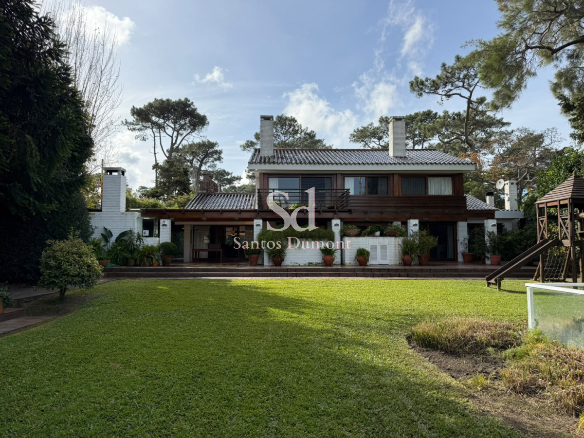  Tu Refugio en la Mansa: Elegancia y Comodidad a Pasos del Mar

Descubre esta exclusiva propiedad en la codiciada zona de Playa Mansa, Punta del Este. A tan solo 300 metros de la costa, esta casa es el equilibrio perfecto entre lujo y funcionalidad, ideal para disfrutar de momentos inolvidables con familia y amigos.

Con un generoso terreno de 1600 m² y 513 m² construidos, la vivienda cuenta con 5 amplios dormitorios, 3 de ellos en suite, garantizando privacidad y confort para todos. La cocina, completamente equipada, se integra a un elegante living y comedor, creando un espacio ideal para compartir y disfrutar de la calidez del hogar.

Imagina despertar cada mañana rodeado de la serenidad que ofrece esta propiedad, con la brisa marina como telón de fondo. Ya sea para residir de manera permanente o como un refugio estival, esta casa es una oportunidad que no querrás dejar pasar.

No dudes en consultar con nuestros asesores para más información y para agendar una visita. ¡Tu nuevo hogar en Punta del Este te espera!