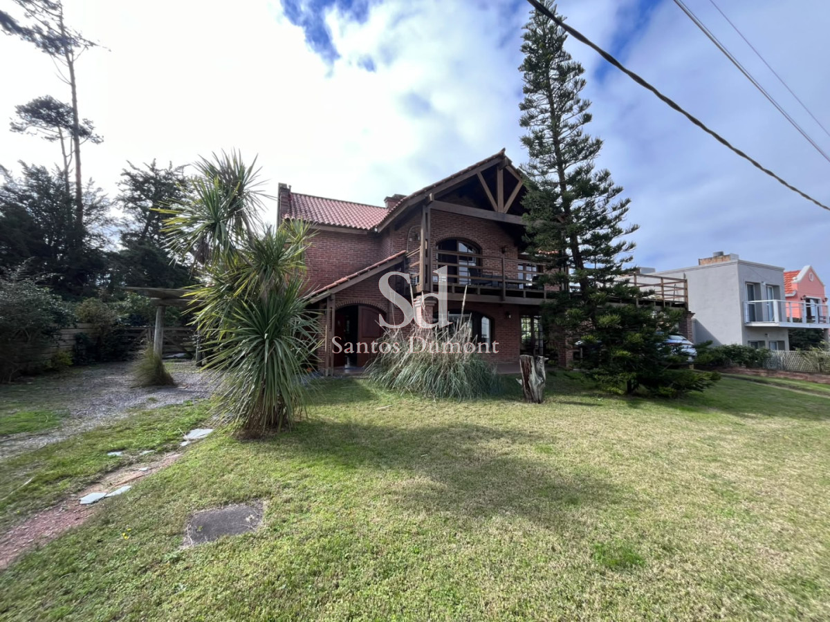 Casa en Montoya de dos plantas. Capacidad para 12 personas. 

En planta alta se encuentran 5 dormitorios con 2 baÃ±os completos (principal en suite).

En planta baja: Living, comedor, cocina, Toilette. Dependencia de servicio con dos camas + baÃ±o completo.

Amplio jardÃ­n, pileta, parrillero techado, lavadero, dos entradas para autos, a dos cuadras del mar.

Punta Cable y wifi, equipada.  

1000 mtrs2 de terreno y 280 mtrs2 construidos.

Consulte con nuestros asesores. 