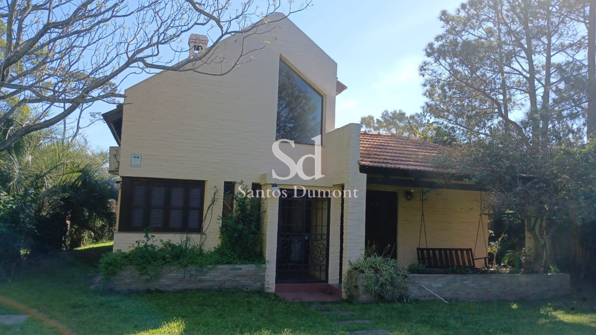 Tu Refugio SoÃ±ado en Proa del Mar

Descubre la oportunidad de tener la casa de tus sueÃ±os en una de las zonas mÃ¡s tranquilas y encantadoras prÃ³ximo a PiriÃ¡polis. 
3 Dormitorios en casa principal + 2 baÃ±os completos.
Living con estufa a leÃ±a y cocina comedor muy cÃ³moda.
Hermoso patio con parrillero y en pieza exterior dormitorio (dependencia) + baÃ±o.

CaracterÃ­sticas del Terreno:
Superficie total: 752 mÂ², construido aprox. 120 mÂ²
UbicaciÃ³n privilegiada, a pocos metros de la playa y rodeado de naturaleza
Ideal para quienes buscan tranquilidad y conexiÃ³n con el entorno

Imagina disfrutar de atardeceres Ãºnicos y la brisa marina desde tu propio hogar. No dejes pasar esta oportunidad de inversiÃ³n en un lugar que combina belleza natural y calidad de vida.

Consulta con nuestros asesores para mÃ¡s informaciÃ³n y comienza a dar forma a tu futuro en Playa Hermosa.
