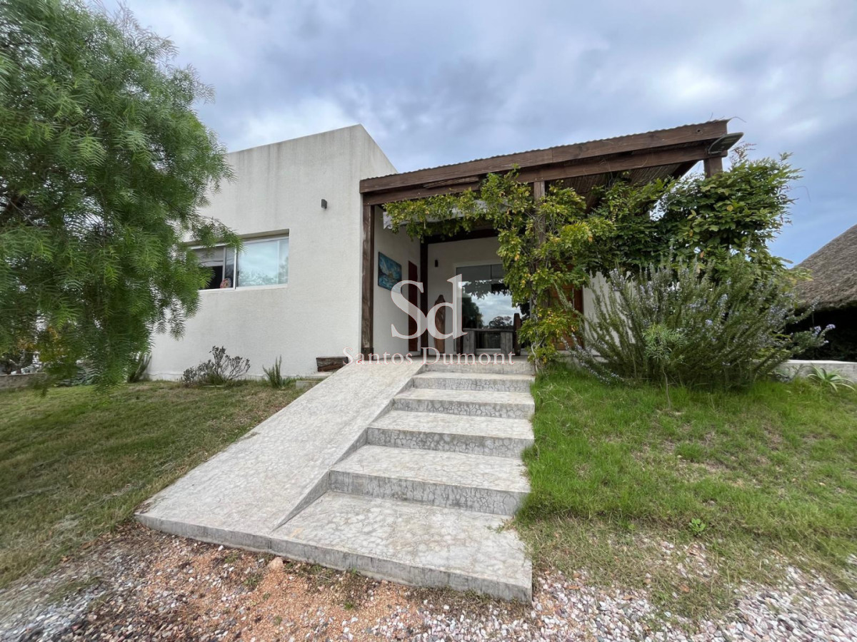 Hermosa casa en La Barra. Cerca de todos los servicios.

2 amplios dormitorios, 2 baños. Dormitorio principal en suite + vestidor.
Cocina integrada con electrodomésticos de última generación.
Living-comedor con estufa de Alto Rendimiento.
Doble acristalamiento y herrería de aluminio con corte térmico. Aire acondicionado.
Seguridad por cámaras de video vigilancia, alarma y perfecta aislación acústica y térmica.

130mts2 construidos y 557mts2 de terreno.
Por mas información, consulte con nuestros asesores.