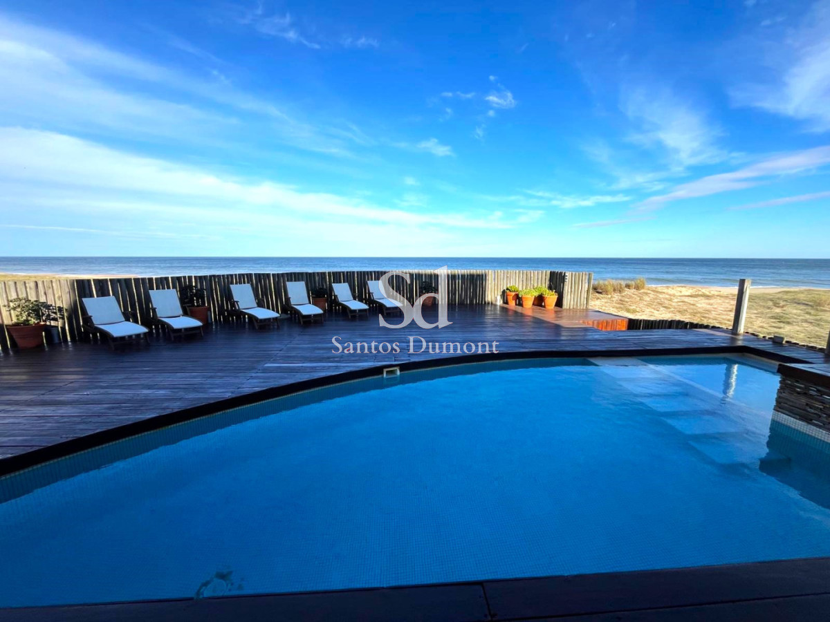 Espectacular casa frente al Mar en José Ignacio.

Descubre esta excepcional casa, un verdadero oasis costero que combina elegancia y confort en un entorno natural inigualable. Con una ubicación privilegiada frente al mar, esta propiedad es el lugar ideal para disfrutar de momentos inolvidables con familia y amigos.

La casa cuenta con 4 amplios dormitorios + dependencia de servicio, cada uno con su propio baño. Cada rincón está diseñado para brindar descanso y privacidad.

En el corazón de la casa se encuentra su cocina, que se integra perfectamente con el living y el comedor, creando un ambiente acogedor y funcional para compartir momentos especiales. La distribución de los espacios permite disfrutar de la luz natural y la brisa marina, haciendo de cada día una experiencia única.
Pileta climatizada.

Con un terreno de 716 m² y 380 m² edificados, esta propiedad ofrece amplias áreas exteriores para disfrutar del aire libre, así como la posibilidad de personalizar y expandir según tus deseos.

No dejes pasar la oportunidad de adquirir este maravilloso hogar en una de las zonas más exclusivas de la costa uruguaya. Consulta con nuestros asesores.