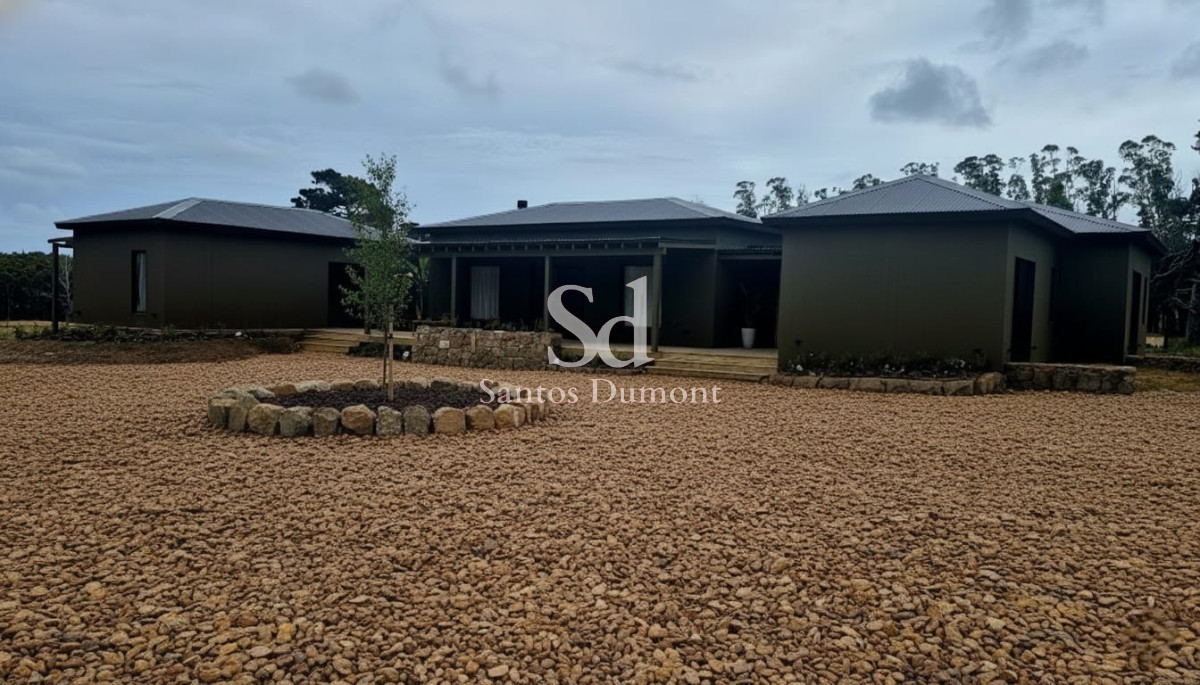 Tu Refugio en La Barra: Elegancia y Comodidad

Descubre esta encantadora casa en Camino Eguzquiza, un verdadero oasis de tranquilidad y estilo. Con 3 amplios dormitorios, cada uno con su propio baño en suite, esta propiedad es ideal para quienes buscan confort y privacidad. 

La cocina, equipada con una moderna barra, se integra perfectamente al luminoso living-comedor con salida al deck con parrillero, creando un espacio ideal para compartir momentos inolvidables con familia y amigos. 
Dependencia de servicio con baño. Lavadero.
Pileta.
4.000 mts2 de terreno aprox.

Sobre Camino Eguzquiza a 7 km de La Barra y 15 min de Punta del Este.

100 Has de uso común. Espacios compartidos.
Amenities de Puerto Quetzal: Club House, Gimnasio, Tenis & Pádel, Fútbol, Plaza de niños, Caballerizas y más.

Ubicada en una de las zonas más deseadas de La Barra, esta casa no solo ofrece un hogar, sino un estilo de vida. 

No dejes pasar esta oportunidad. Consulta con nuestros asesores y da el primer paso hacia tu nuevo hogar.