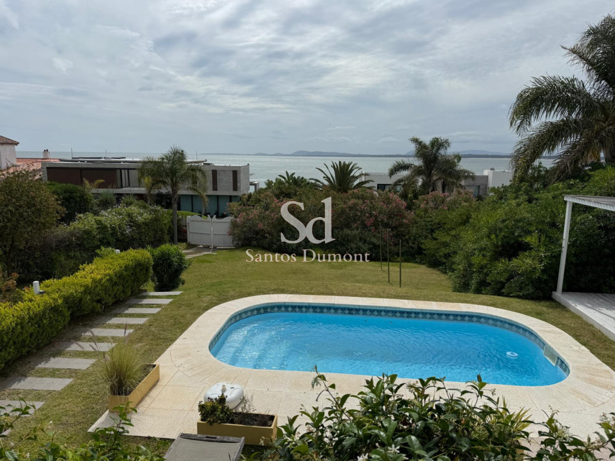  Vive el Sueño Costero en Lomo de la Ballena

Descubre esta excepcional propiedad en Punta Ballena, ubicada a solo 50 metros del mar. Un refugio ideal que combina confort y elegancia, perfecto para disfrutar de la belleza natural de la costa.

Esta casa cuenta con 4 amplios dormitorios, cada uno con su propio baño en suite, ofreciendo privacidad y comodidad a todos sus habitantes. La cocina integrada, junto con el comedor y el living, crean un ambiente acogedor y luminoso, ideal para compartir momentos inolvidables con familiares y amigos.

Con un terreno de 1018 m² y una construcción de 332 m², esta propiedad te brinda el espacio necesario para disfrutar de la vida al aire libre, ya sea en un jardín privado o en la proximidad del mar.

No dejes pasar la oportunidad de adquirir este paraíso costero. Consulta con nuestros asesores y comienza a escribir tu propia historia en Lomo de la Ballena.