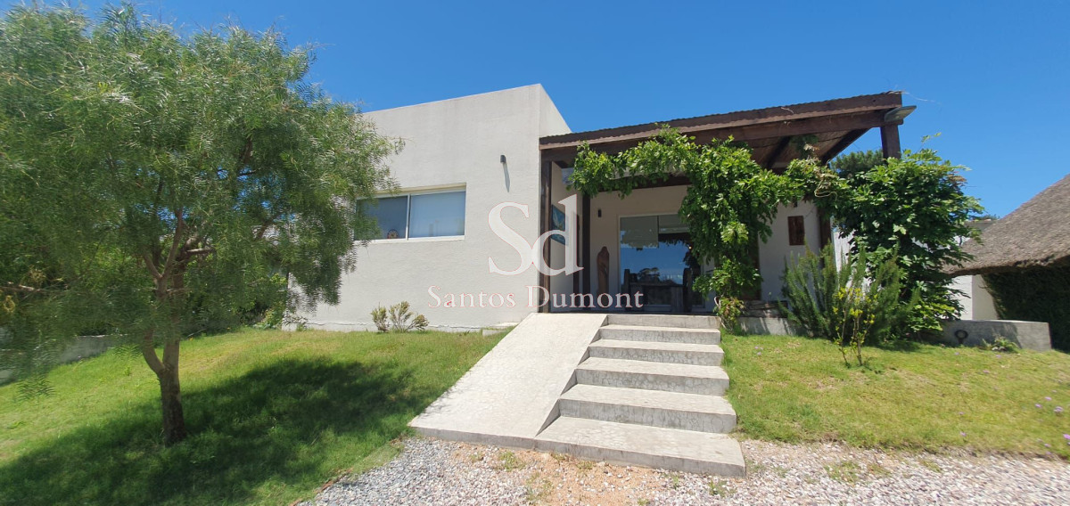 Hermosa casa en La Barra. Cerca de todos los servicios.

2 amplios dormitorios, 2 baños. Dormitorio principal en suite + vestidor.
Cocina integrada con electrodomésticos de última generación.
Living-comedor con estufa de Alto Rendimiento.
Doble acristalamiento y herrería de aluminio con corte térmico. Aire acondicionado.
Seguridad por cámaras de video vigilancia, alarma y perfecta aislación acústica y térmica.

130mts2 construidos y 557mts2 de terreno.
Por mas información, consulte con nuestros asesores.