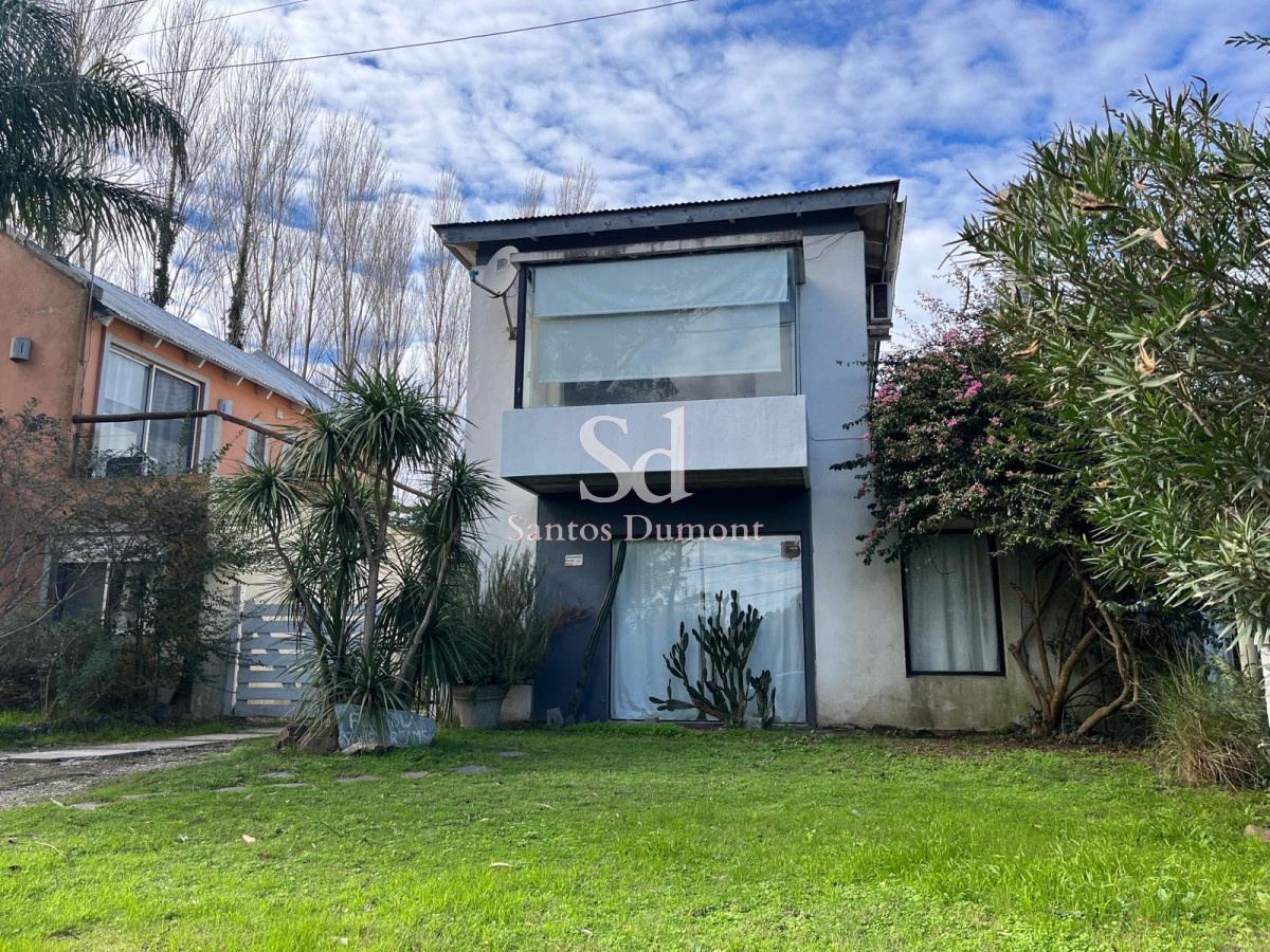 Casa con muy buena ubicación en el Tesoro.
A pasos de la ruta principal y metros del Mar.

3 Dormitorios, 2 baños (principal en semi suite).
Living comedor y cocina integrados en amplios y luminosos ambientes. 

Deck con parrillero y jardín con piscina. 
Entrada para auto.
Terreno de 300mts2 y aprox. construidos 149mts2

Consulte con nuestros asesores. 