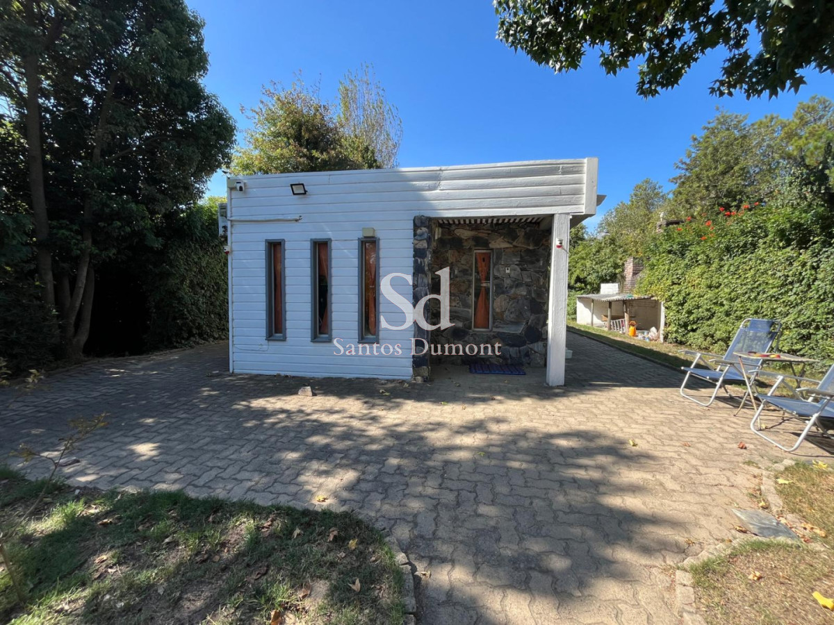 Casa a Pasos del Mar, Balneario Buenos Aires.
EXCELENTE OPORTUNIDAD DE INVERSIÓN YO VIVIENDA.

Descubre la oportunidad de vivir en un entorno privilegiado, a solo 150 metros de la costa en el encantador Balneario Buenos Aires. Esta acogedora casa es el lugar ideal para disfrutar de la tranquilidad y belleza que ofrece la región.

Con un terreno de 450 m² y 60 m² construidos, esta propiedad cuenta con un dormitorio y un baño, perfectos para una pequeña familia, con posibilidad de agrandar su metraje. La cocina, bien equipada, se integra armoniosamente con el luminoso living-comedor, creando un espacio acogedor para compartir momentos inolvidables.
Frente y perímetro totalmente cercado y compartimentado con tabla de 1era: frente con 2 mts de altura, y fondo y laterales 3 mts. 110 mts cuadrados de adoquines bordeando toda la casa. Portones corredizos acero inoxidable. Instalación supergás en nicho aislado bajo tierra.

Construcción en Wood Frame de nivel superior, con 5 capas de aislamiento, entre ellas Lana Mineral (holandesa), lo que garantiza libre de acústica, humedades, fríos, etc, con yeso interior.
Aire acondicionado James. Tv UHD Panavox. 4 cámaras de seguridad de última generación.

Imagina despertar cada mañana con el sonido del mar y la brisa fresca, mientras disfrutas de un estilo de vida relajado y cercano a la naturaleza.
 
No dejes pasar esta oportunidad única. Consulta con nuestros asesores y comienza a construir tus recuerdos en este paraíso costero.