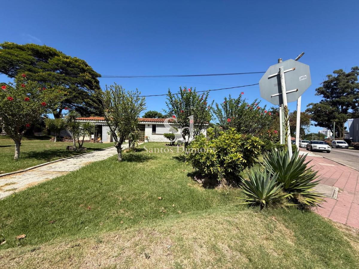  Tu Refugio en Las Delicias: Espacio, Comodidad y Naturaleza

Descubre esta encantadora casa en el corazón de Las Delicias, Maldonado, un lugar donde la tranquilidad se encuentra con la modernidad. Ideal para familias que buscan un hogar espacioso y acogedor, esta propiedad ofrece todo lo que necesitas para disfrutar de una vida plena.

Con 3 amplios dormitorios y 3 baños, cada rincón de esta casa ha sido diseñado pensando en tu comodidad. La cocina definida se conecta perfectamente con el living y el comedor, creando un ambiente ideal para compartir momentos inolvidables con tus seres queridos. Además, el living-comedor brinda la versatilidad necesaria para adaptarse a tus necesidades diarias.

Ubicada en un terreno de 1009 m2, la propiedad cuenta con 197 m2 edificados, ofreciendo un equilibrio perfecto entre espacios interiores y exteriores. Imagina disfrutar de tardes al aire libre en tu propio jardín, rodeado de la belleza natural que caracteriza a la zona.

No dejes pasar la oportunidad de hacer de este lugar tu nuevo hogar. Consulta con nuestros asesores y descubre todo lo que esta propiedad tiene para ofrecerte. ¡Tu refugio en Las Delicias te espera!