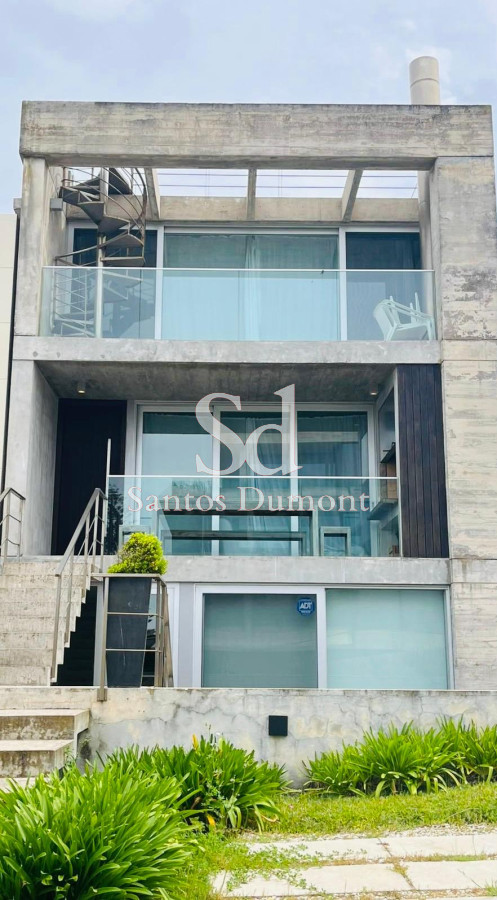 Espectacular casa a metros del mar en la Barra. 

Living-comedor y cocina integrada. Terraza con parrillero y vista al mar. Espectacular pileta
5 dormitorios en suite + toilette. 
Losa Radiante, aberturas yocco, pisos italianos y grifería alemana.

Lavadero, estacionamiento para dos autos. 

300 mtrs2 construidos aprox.

Consulte con nuestros asesores.