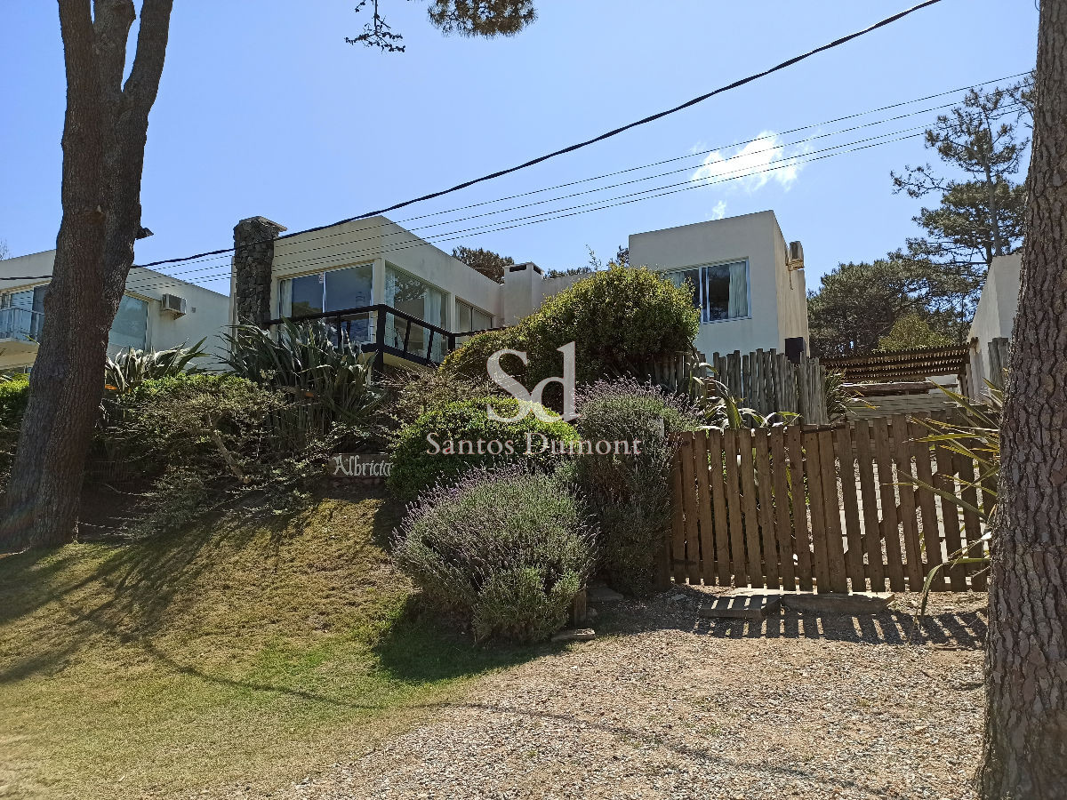 Excelente casa a dos cuadras de la playa.
5 dormitorios (2 suites) mas dependencia de servicio que se puede utilizar como 6to dormitorio, amplio living comedor, pileta, Parrillero. Internet Wi Fi, ropa de cama.
Terraza con protectores (cerramiento de vidrio), puerta desmontable en la escalera living y cerramiento en la piscina también desmontable.

Consulte con nuestros asesores.
