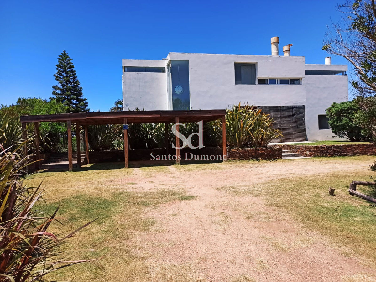 Moderna casa en Punta Piedras. 

Increíble vista al mar a metros de la playa.

En planta baja, estar con parrillero, 2 dormitorios y 1 baño completo. Toilette
En planta alta, amplio living - comedor, cocina totalmente equipada, salida a deck con vista al mar, y dormitorio en suite.

Cuarto de huéspedes o dependencia de servicio externa en suite.

Gran jardín con piscina climatizada, alarma, vidrios con lamina anti robos, cofre de seguridad, losa radiante. 

1000 mtrs2 de terreno, 250 mtrs2 construidos.

Por mas información, consulte con nuestros asesores.