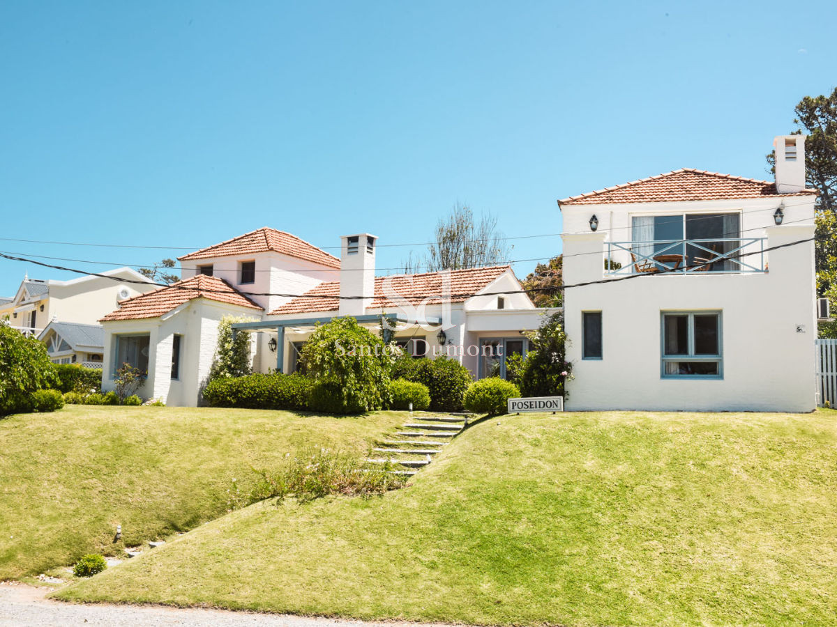 Espectacular casa en Montoya, a una cuadra y media  de 