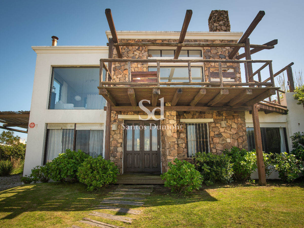 Espectacular casa, sobre ruta 10 frente al mar.
655 m2 de terreno, 251 m2 total construido.

Dos plantas:

PB- 4 dormitorios, 2 (suite), toilette.
Dependencia con baño, lavadero y tender.
Deck con espejo y solarium.
Deck en alto con sombra y vista al Mar. 
Jardín arbolado.

PA- Cocina, living, comedor.
Toilette.
2 decks al mar y otro con parrillero techado y vista franca tb. 
Equipada para 8 personas.
Aire Acondicionado frío-calor en todos los ambientes.
3 televisores, equipo de audio. wifi
Alarma y espacio para guardacoches con sombra.
Todos los ambientes con espectacular vista a el mar y la rompiente.

Consulte con nuestros asesores. 
