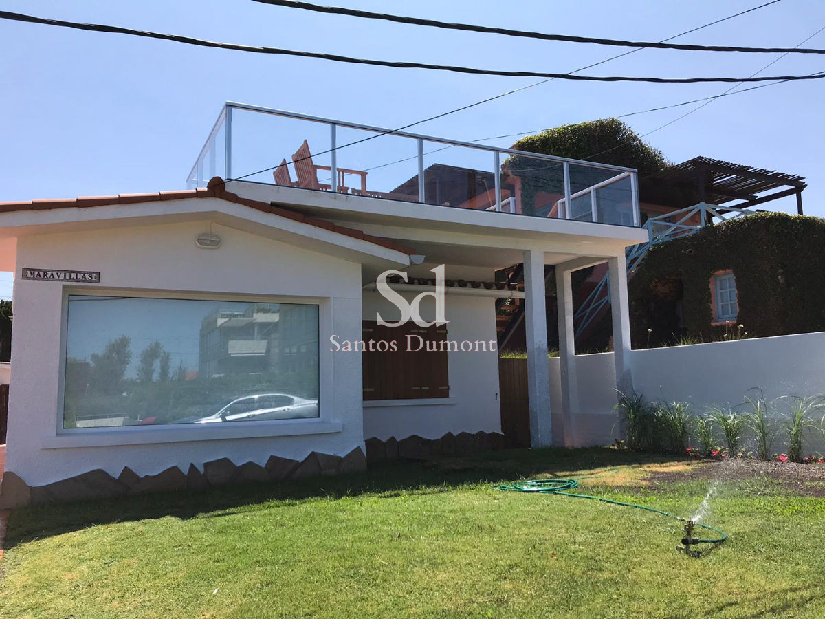 Muy linda casa en la bajada de Bikini Beach, a pasos del Mar. 

Living, cocina - comedor, 2 dormitorios y 1 baño. 
Aire acondicionado en ambos dormitorios y living.

Amplio jardín con parrillero techado.
Pequeña terraza con vista espectacular al mar.

Cochera

400 m2 de terreno con 115mts2 construidos aprox. 

Por mas información, consulte con nuestros asesores.