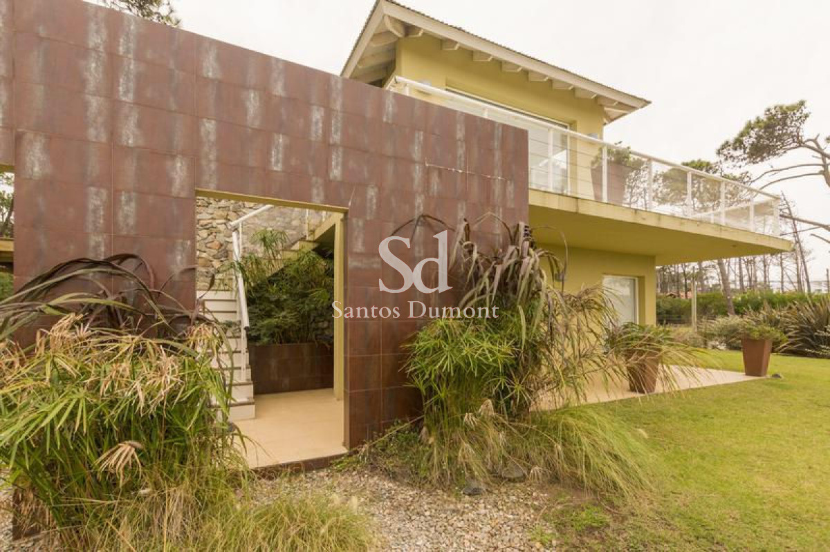 Excelente casa en Montoya, a una cuadra del mar.

Casa invertida, con amplio living-comedor con estufa a leña y hermosa vista al Mar. Salida al balcón. Cocina definida, 2 dormitorios y 2 baños (principal en suite) en planta alta.
En la planta baja, 3 dormitorios y 3 baños (1 suite + 1 dorm. en semi-suite). 1 sala de T.v y juegos (o bien 6to dormitorio). Dependencia de servicio con baño.
Espacioso terreno con pileta y parrillero.
Aire acondicionado en todas las habitaciones y living-comedor.
538m2 de terreno y 274m2 construidos aprox.
 
Por mas información, consulte con nuestros asesores.
