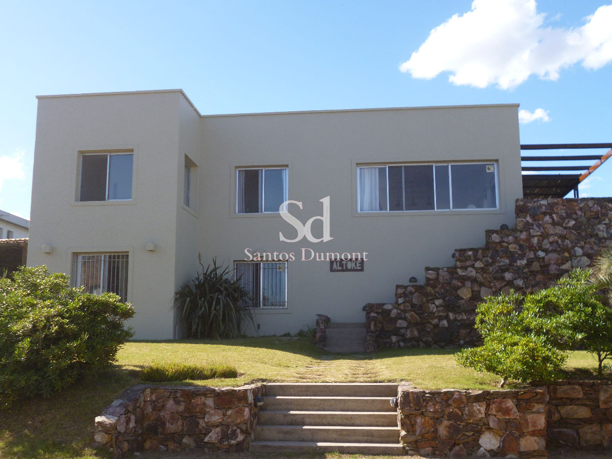 Excelente propiedad a metros del mar.

Amplio living comedor con vista al mar, parrillero, jardín y cochera.

Cuatro dormitorios  (2 en suite) y dependencia de servicio, y lavadero.

 440 m2 de terreno, aprox construidos 260 m2.  

Alarma y Wifi. 

Capacidad 12 personas.

Por mas información, consulte con nuestros asesores.